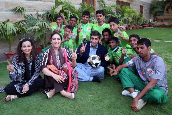 Pakistan Street Child football team reminds Bilawal Bhutto of unkept promises [Geo]