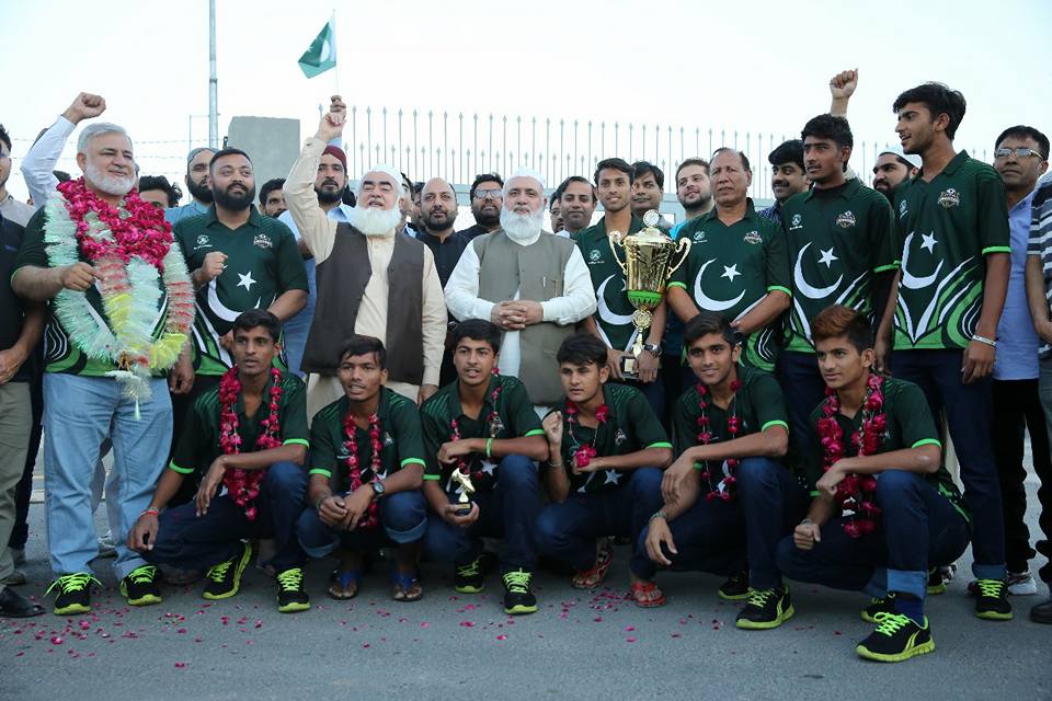 Pak street child football team returns home [APP]