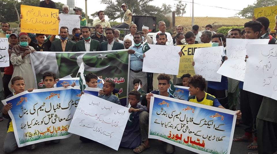 Footballers stage protest against K-Electric disbanding team [The News]