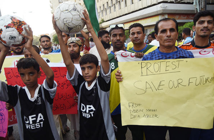 ‘PM Khan, save football’ footballers appeal in protest [ARY Sports]