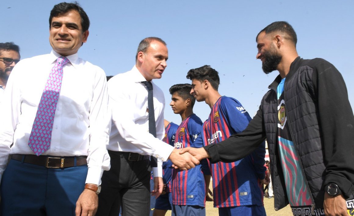 Swindon Town FC officials meet Karachi Commissioner [The News]