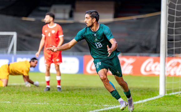 Umar, Harun fire Pakistan into Diamond Jubilee Cup final